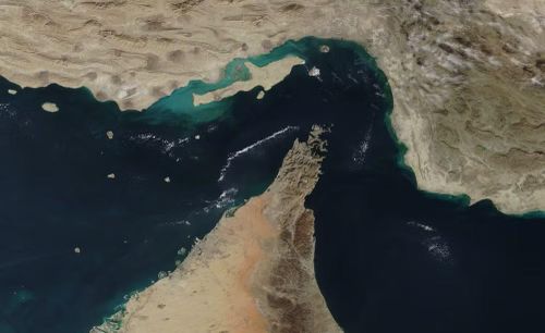 Hiện tàu thuyền qua Hormuz chỉ có thể sử dụng tuyến phía bắc qua lãnh hải Iran hoặc tuyến phía nam sát bờ biển Oman.