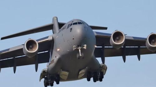 Ngày 30/7, vận tải cơ chiến lược C-17 0194 cất cánh trở lại, tiếp tục thực hiện nhiệm vụ của Không đoàn Vận tải số 445.