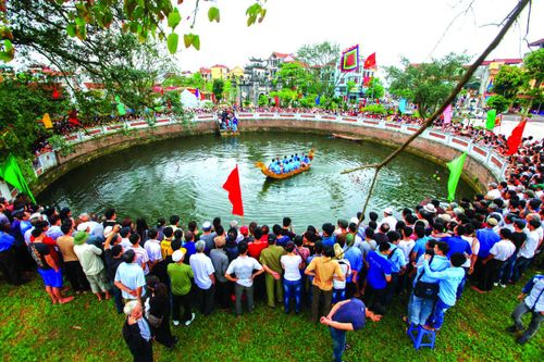 Bên giếng làng ngày hội. Ảnh: Lê Bích.
