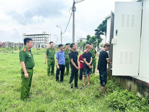 Khu vực trạm biến áp bên trong dự án, nơi 4 người cắt cáp, tháo thiết bị điện. Ảnh: CATH