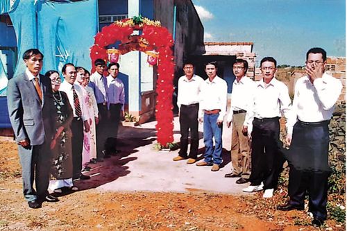Các anh trong xóm trọ trong đội hình đón nhà trai ở đám cưới chị Vân tại Gia Lai. Ảnh: Hoàng Hiền.
