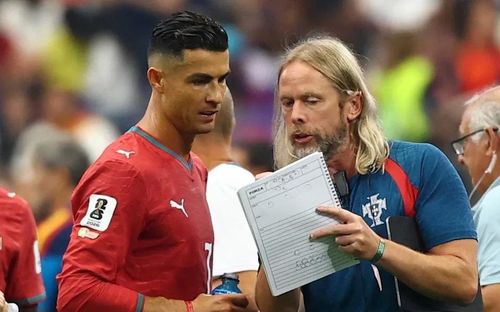  Austin MacPhee được Xabi Alonso đưa về để biến các tình huống cố định thành một vũ khí quan trọng của Chelsea mùa này. 