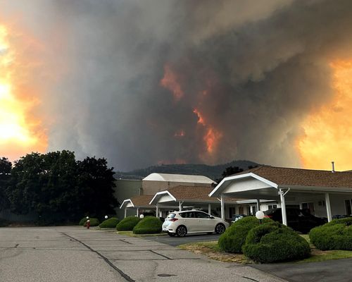Khói bốc lên từ đám cháy rừng Bald Range trên một con phố dân cư ở Summerland, British Columbia (Canada) ngày 7/8. Ảnh: Reuters.