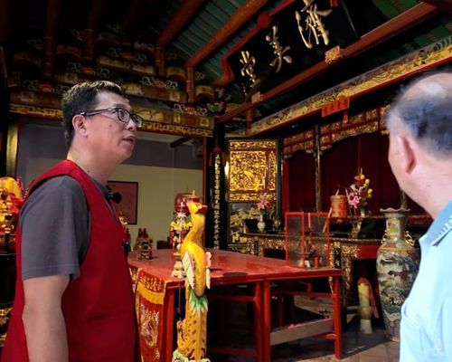  Ông Zeng Jianpeng, đồng sáng lập Hiệp hội Tình nguyện Đoàn tụ Gia đình Hoa kiều Triều Châu, tìm kiếm manh mối tại một hội quán gia tộc ở thành phố Sán Đầu, tỉnh Quảng Đông (Trung Quốc). Ảnh: CNA. 