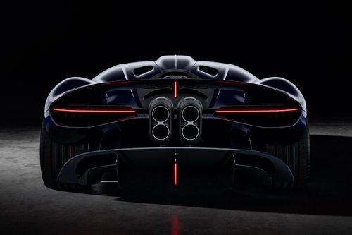  Bugatti Destrier sở hữu cánh gió tích hợp vào thân xe theo phong cách Chiron Profilée cùng cụm đèn hậu họa tiết tối giản hiện đại, tạo nên vẻ đẹp tinh tế thay vì phô trương. 