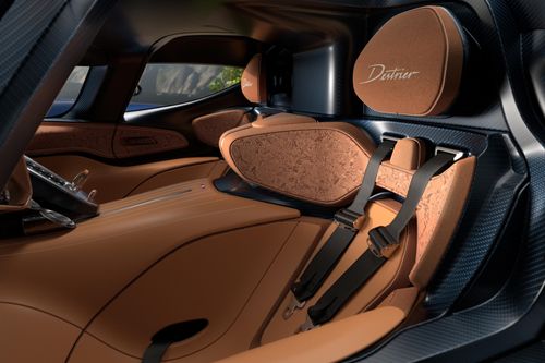  Ghế được bọc da cao cấp, da lộn Nubuck và vải dệt kim 3D màu nâu Ambre Voyageur, kết hợp với các sợi đồng tạo hiệu ứng lấp lánh và hình thành họa tiết "halo-line" dạng vòng tròn chạy quanh khoang lái. 