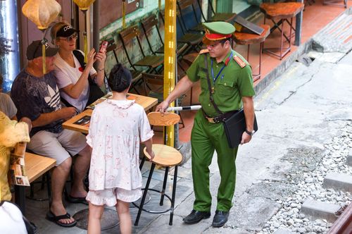Cơ quan chức năng nhiều lần ra quân xử lý quán cà phê lấn chiếm hành lang đường sắt. Ảnh: Trần Hiền.