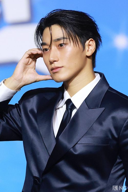 Ateez trước đó đã có thời gian dài xây dựng vị thế tại thị trường quốc tế nhờ âm nhạc và khả năng trình diễn. Năm 2023, Ateez lần đầu đứng đầu Billboard 200 với album phòng thu thứ hai The World EP.Fin: Will. Sau đó, nhóm tiếp tục đạt vị trí số 1 với mini album thứ 11 Golden Hour: Part.2 vào 2024 và mini album thứ 14 Golden Hour: Part.5 vừa ra mắt. Thành tích này giúp ATEEZ có tổng cộng 3 lần dẫn đầu Billboard 200, qua đó củng cố vị thế tại thị trường quốc tế. Ảnh: SBS, KNC.