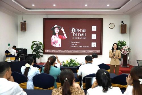 Các học viên được giảng viên Phạm Thị Thùy Anh hướng dẫn, trang bị kỹ năng khai thác hiệu quả các nền tảng số để quảng bá điểm đến