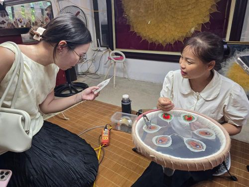 Đông đảo các bạn trẻ thích thú tìm hiểu về các công đoạn làm các sản phẩm từ lá bồ đề
