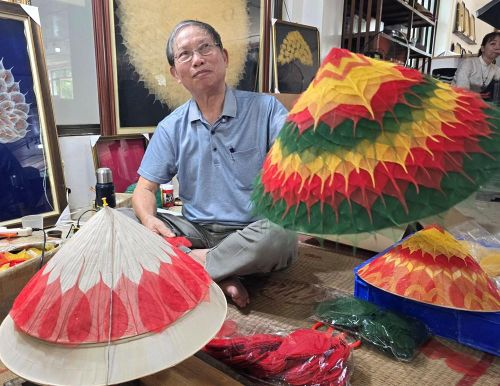 Ông Nguyễn Duy Phương giới thiệu chiếc nón lá độc đáo kết hợp với lá bồ đề