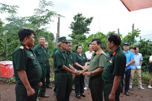 Thiếu tướng Rah Lan Lâm thăm hỏi, động viên các cựu chiến binh