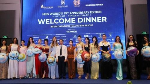 Lãnh đạo tỉnh Quảng Ninh chụp ảnh lưu niệm cùng các thí sinh
