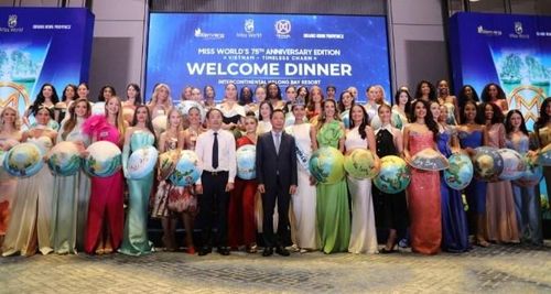 Nhân dịp này, tỉnh Quảng Ninh trao tặng các thí sinh Miss World 2026 những chiếc nón lá truyền thống của Việt Nam có hình Di sản thiên nhiên thế giới vịnh Hạ Long, như một lời chào thân tình, gửi gắm tình cảm và giới thiệu hình ảnh vùng đất, con người Quảng Ninh đến bạn bè quốc tế