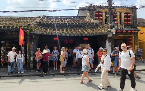 Khách châu Âu tham quan phố cổ Hội An