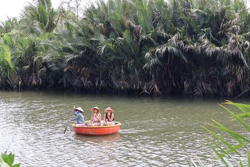 Du khách có thể khám phá hệ thống rạch mương tự nhiên trong hệ sinh thái rừng dừa
