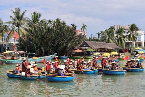 Hoạt động khai thác du lịch bằng thúng chai tại đây đã góp phần tạo việc làm, tăng thu nhập cho người dân địa phương