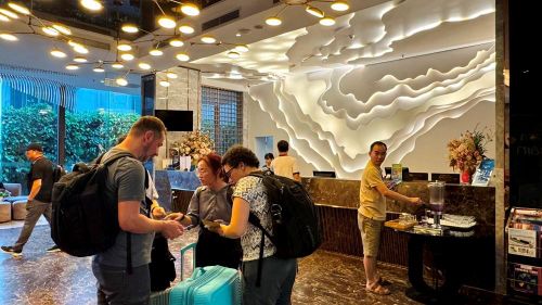 Năm 2025, Việt Nam trải qua một năm kỷ lục khi đón 21,2 triệu lượt khách quốc tế, tăng 20,4% so với cùng kỳ năm trước và cao hơn gần 18% so với mức đỉnh trước đại dịch Covid-19