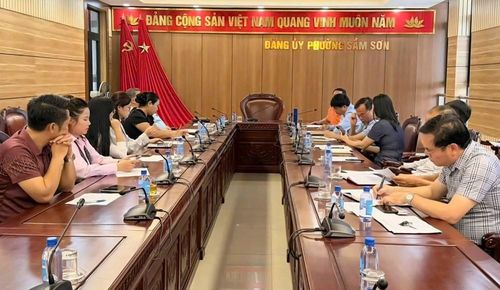 Đại diện Cục Du lịch Quốc gia Việt Nam và phường Sầm Sơn trao đổi giải pháp phát triển du lịch mùa thấp điểm