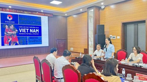 Phó Tổng Thư ký VFF Nguyễn Thanh Hà, Trưởng Dự án phát triển bóng đá nữ UEFA/AFC tại Việt Nam phát biểu