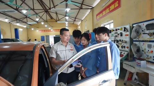 Giờ học thực hành tại lớp Công nghệ ô-tô, khoa Kỹ thuật Công nghệ, Trường Trung cấp nghề Cơ khí I Hà Nội. (Ảnh: TÂM NGUYỄN)