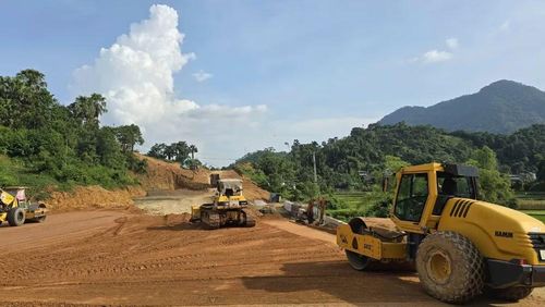 Tranh thủ ngày nắng, nhà thầu dồn phương tiện, nhân lực thi công dự án mở rộng tuyến cao tốc Chợ Mới-Bắc Kạn.