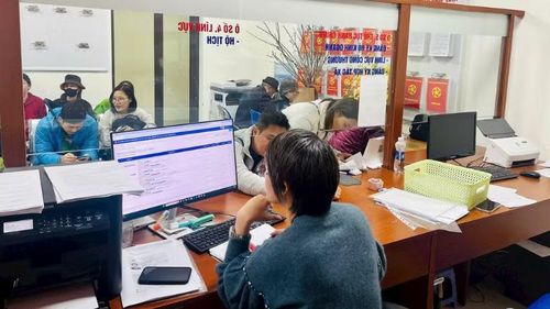Người dân làm thủ tục hành chính và nhận kết quả trực tuyến tại phường Định Công, thành phố Hà Nội. (Ảnh HẢI MINH)