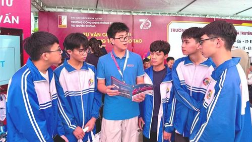 Học sinh tìm hiểu thông tin tại Ngày hội Lựa chọn nguyện vọng xét tuyển đại học, cao đẳng 2026. (Ảnh: QUỲNH NGUYỄN)