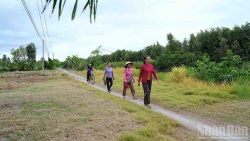 Người dân tuyến bờ Đông Kênh Đê trong mong mỏi chính quyền tỉnh Cà Mau quan tâm, đầu tư nâng cấp, sửa chữa con đường để cải thiện đời sống, sinh hoạt và sản xuất. (Ảnh: Hữu Tùng, tháng 7/2026)