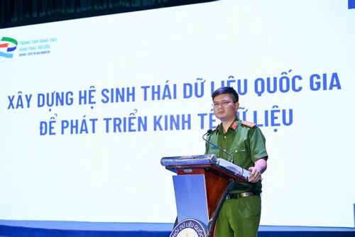 Trung tá Đào Đức Triệu, Giám đốc Trung tâm Sáng tạo, Khai thác dữ liệu (Trung tâm Dữ liệu quốc gia), Tổng Thư ký Hiệp Hội Dữ liệu quốc gia trình bày tại hội thảo. (Ảnh: NDA)