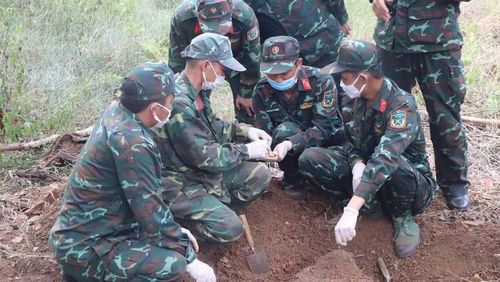 Các cán bộ, chiến sĩ Đội K51 cẩn thận tìm kiếm các phần hài cốt còn lại. (Ảnh: Đội K51)