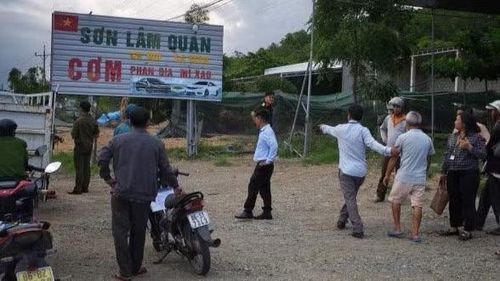 Các đơn vị tuyên truyền hộ kinh doanh tháo dỡ. (Ảnh: Nhất Duy).