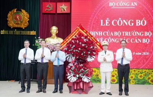 Tập thể lãnh đạo tỉnh Thanh Hóa chúc mừng tân Giám đốc Công an tỉnh. (Ảnh: Công an Thanh Hóa)