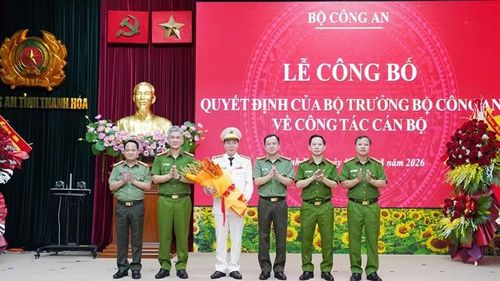 Ban Giám đốc Công an tỉnh Thanh Hóa tặng hoa, chúc mừng đồng chí Hoàng Quốc Việt. (Ảnh: Công an Thanh Hóa)