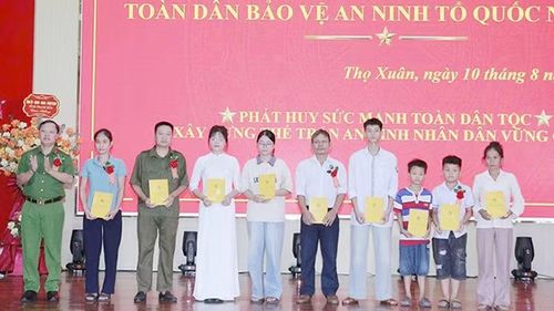 Lãnh đạo Công an tỉnh Thanh Hóa trao tặng quà cho người dân xã Thọ Xuân. (Ảnh: Công an Thanh Hóa)
