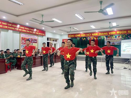 Cán bộ, chiến sĩ Tiểu đoàn 42, Trung đoàn 996, Bộ CHQS tỉnh Quảng Trị tổ chức sinh nhật đồng đội. 