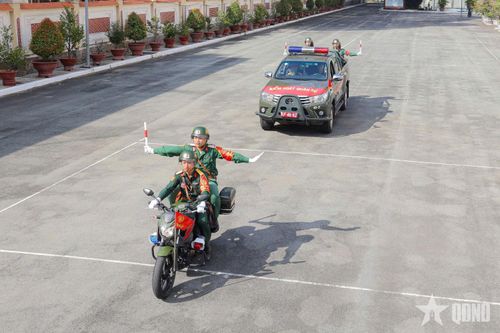 Cán bộ, chiến sĩ Tiểu đoàn 180, Bộ Tham mưu Quân khu 7 huấn luyện nghiệp vụ kiểm soát quân sự. Ảnh: LÊ TIẾN