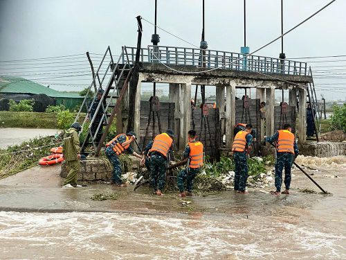 Cán bộ, chiến sĩ Sư đoàn 377 khơi thông điểm tắc dòng chảy tại xã Xuân Hải, tỉnh Khánh Hòa. 