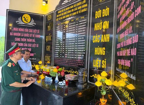 Nhà bia tưởng niệm các liệt sĩ của quê hương Chiêu Lưu (tỉnh Nghệ An). Ảnh: HÀ NAM