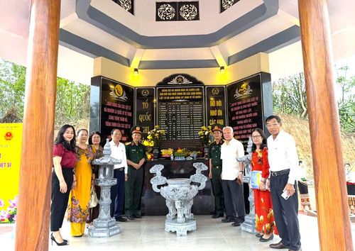 Các đại biểu trong lễ khánh thành Nhà bia tưởng niệm liệt sĩ Chiêu Lưu (tỉnh Nghệ An). Ảnh: HÀ NAM