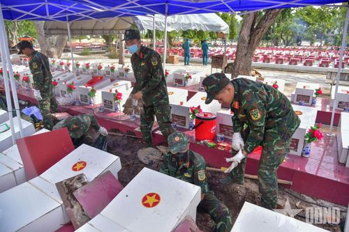 Khai quật lấy mẫu sinh phẩm tại Nghĩa trang Liệt sĩ Bình Thuận, tỉnh Lâm Đồng.
