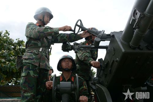  Tập trung quan sát, khóa chặt mục tiêu.