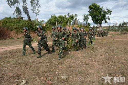  Cán bộ, chiến sĩ Đại đội 9 (Tiểu đoàn 3, Lữ đoàn Phòng không 573, Quân khu 5) nhanh chóng cơ động chiếm lĩnh trận địa. 