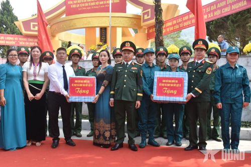 Thượng tướng Lê Quang Minh tặng quà cho các lực lượng phục vụ lễ truy điệu, an táng.