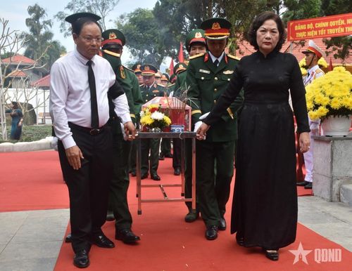  Đồng chí Nguyễn Thị Hồng, Phó chủ tịch Quốc hội và đồng chí Lê Minh Ngân, Bí thư Tỉnh ủy, Chủ tịch HĐND tỉnh Lai Châu thực hiện nghi thức đưa hài cốt các liệt sĩ tới nơi an táng. 