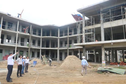 Giám đốc Sở Dân tộc và Tôn giáo TP Đà Nẵng Nguyễn Mạnh Hà kiểm tra dự án trường học tại xã Thạnh Mỹ.