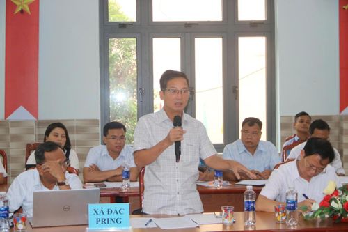 Lãnh đạo xã Đắc Pring nêu một số kiến nghị tại buổi làm việc.