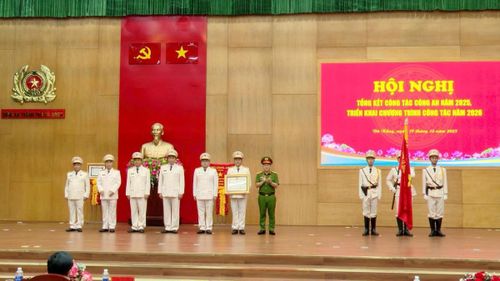 Lực lượng Cảnh sất kinh tế Công an TP Đà Nẵng đón nhận danh hiệu cuối năm 2025.