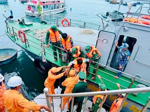Sau khi được cứu nạn cách Mũi Nghê khoảng 2 hải lý, chị Phương được đưa vào bờ an toàn.