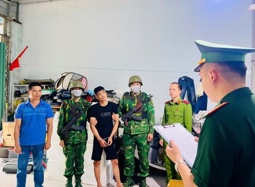 Lực lượng chức năng đọc lệnh khám xét khẩn cấp nơi ở của đối tượng Thanh.